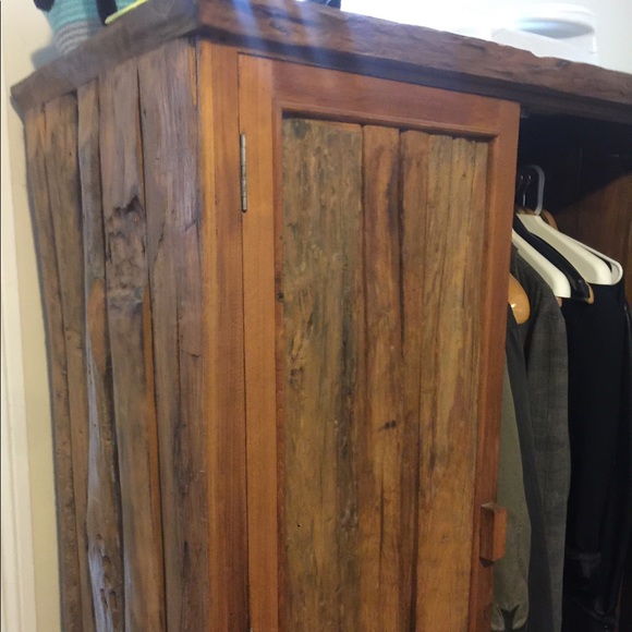 Vanity - Picture 2 of 4